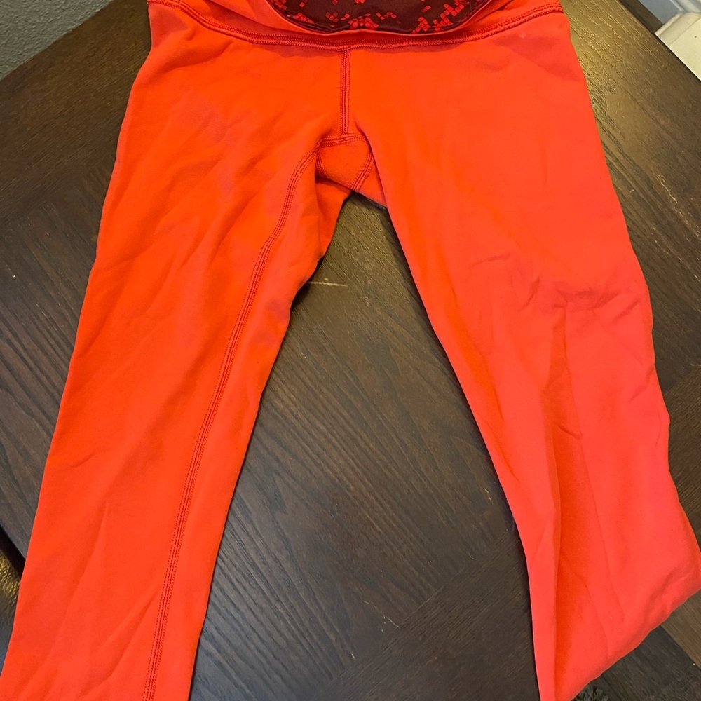 Lululemon Size 4 crop pants reversible red